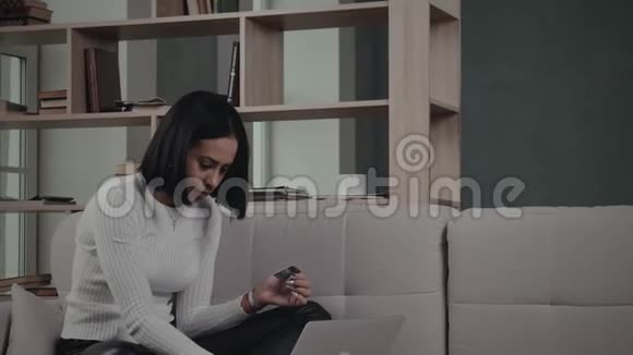 黑女在沙发上做网上交易视频的预览图