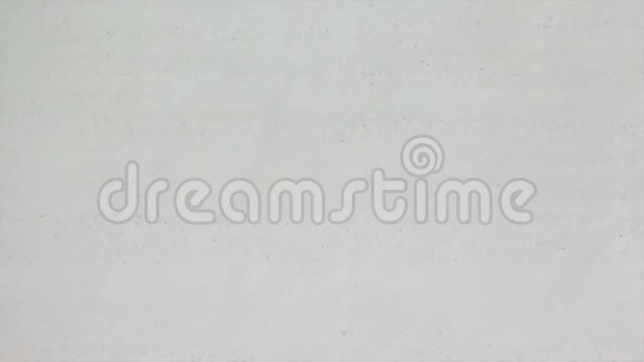 孤独的人走在雪漠旁空中镜头视频的预览图