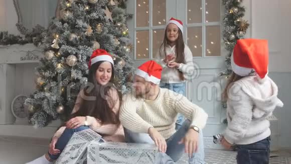 圣诞老人帽子里的友好家庭肖像视频的预览图