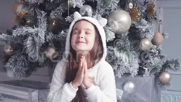 小女孩在圣诞树下许愿视频的预览图