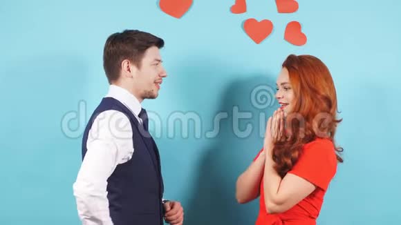 快乐的白种人夫妇在蓝色背景下被隔离视频的预览图