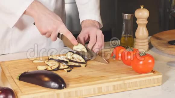 一个厨师的特写巧妙地切割彩色蔬菜在切割板番茄和蘑菇视频的预览图