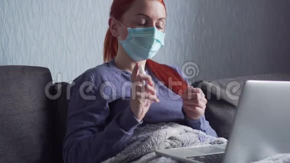 女人用消毒喷雾消毒手视频的预览图