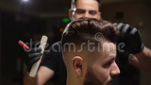 自信的男理发师为客户做时髦发型视频的预览图