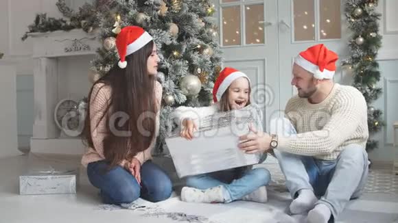 圣诞礼物盒和一个幸福的家庭母亲和孩子视频的预览图