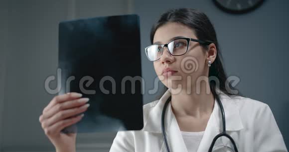 女医生检查X光视频的预览图