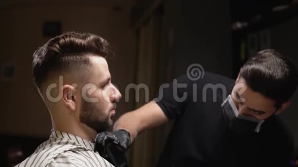 自信的理发师戴着黑色手套给客户刮胡子视频的预览图