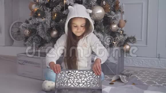 年轻女孩在圣诞节早晨打开圣诞礼物视频的预览图
