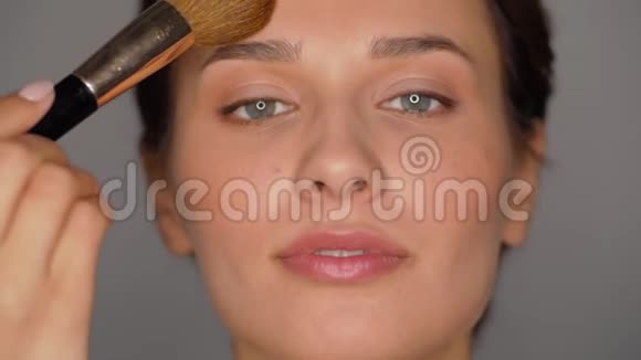 化妆刷的漂亮女人视频的预览图