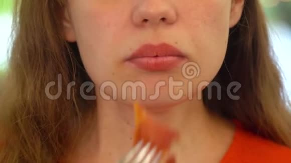 年轻女子在豪华餐厅吃鲜肉视频的预览图