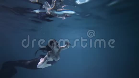 黑色美人鱼水下女孩与尾巴视频的预览图