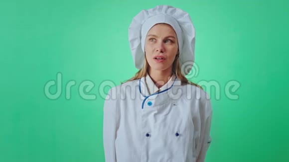 美丽的女人面包师穿着制服大笑着漂亮的脸她在镜头前大笑着里面有一个镜头视频的预览图