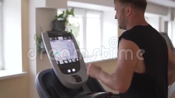 健身房里的人在跑步机上跑步视频的预览图