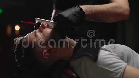 男主人戴黑手套刮胡子的客户视频的预览图