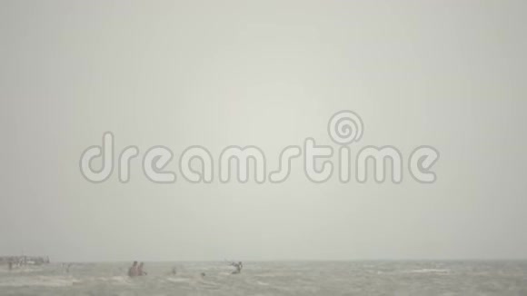 风筝上的海洋运动员视频的预览图