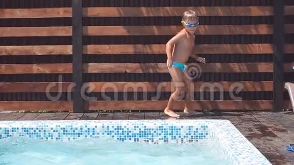 快乐可爱的白人孩子在海滩暑假期间学习游泳视频的预览图