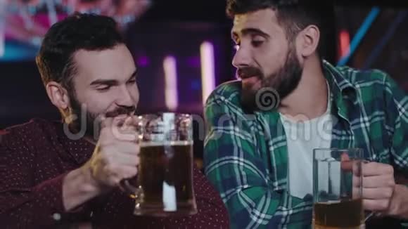 有魅力的男人下巴在酒吧里度过了一段美好的时光喝着啤酒聊天大笑着他们享受着视频的预览图
