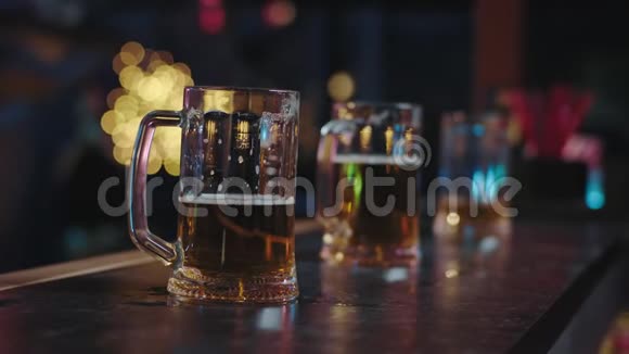 特写细节是一家酒吧两杯啤酒站在酒吧的桌子上用现代相机拍摄视频特写镜头视频的预览图