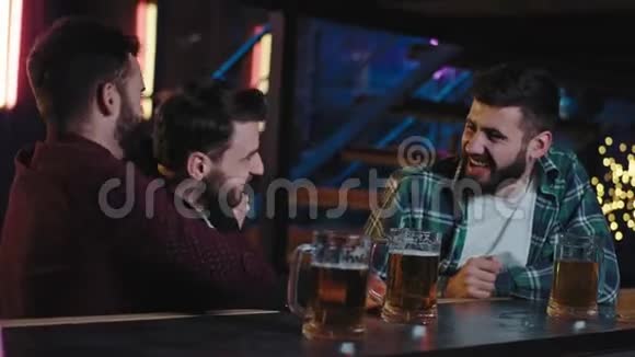 有魅力的人好朋友和老朋友在酒吧见面他们喝着大杯啤酒他们微笑着欢呼视频的预览图