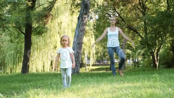 妈妈和她可爱的小女儿一起做瑜伽运动视频的预览图