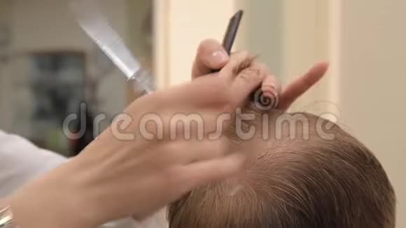 用剪刀和梳子剪头发一个女理发师给一个男的理发做模特发型视频的预览图