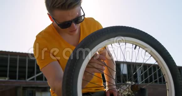 BMX骑手修理轮视频的预览图