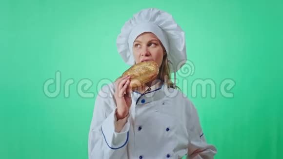 漂亮的面包师女人吃着欲望非常吸引人一个新鲜的法国椒盐卷饼她看着相机做了一个预视频的预览图