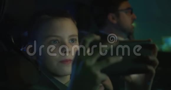 男子驾驶和儿子使用手机摄像头视频的预览图