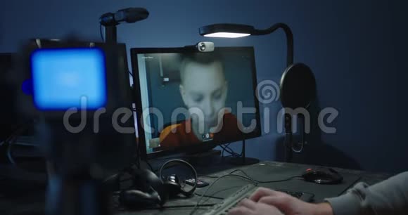 程序员与一个男孩在视频通话视频的预览图