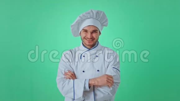 绿色背景有魅力的面包师家伙穿着面包师的制服在镜头前摆姿势他表现出很大的喜欢和喜欢视频的预览图