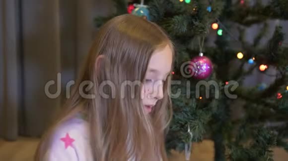 浪漫少女在圣诞树背景上做梦梦幻少年等待节日礼物视频的预览图