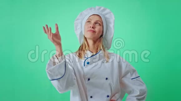 漂亮的女面包师在镜头前用法式椒盐卷饼演奏专业音乐笑得很绿视频的预览图