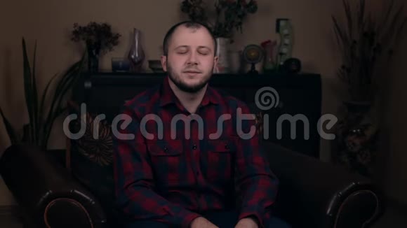 一个穿格子衬衫特写的欧洲人模样的年轻人正在眨眼情感的概念视频的预览图