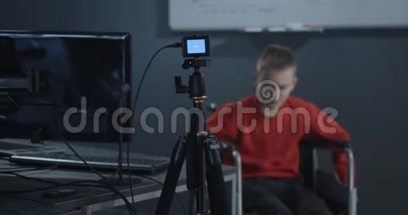 坐轮椅的男孩为vlog录制视频视频的预览图
