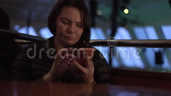 悲伤的女士坐在渡轮妇女俱乐部和朋友聊天视频的预览图