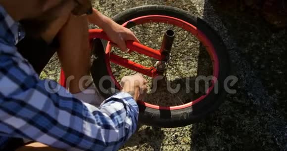BMX骑手修理轮视频的预览图