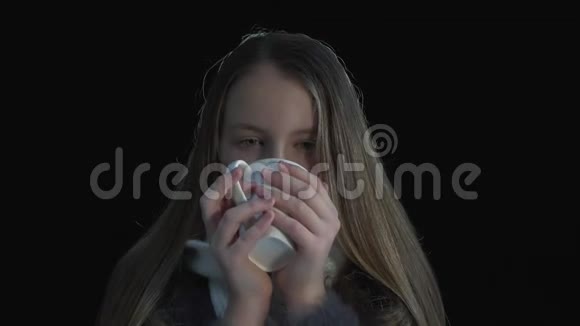 可爱的女孩想取暖饮用热饮和放置防护医疗面罩视频的预览图