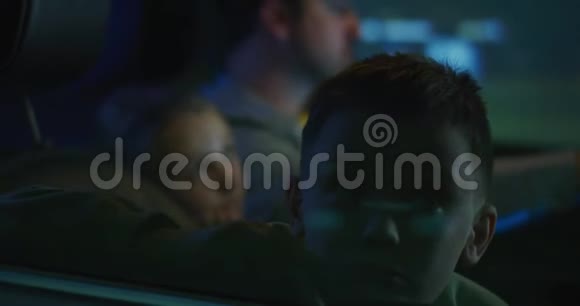 一家人开车旅行一个男孩从窗户看视频的预览图