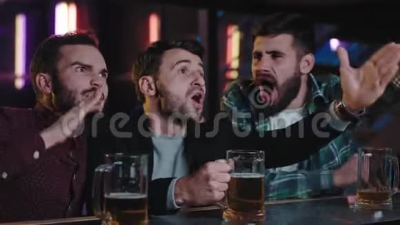 一群家伙在一个体育酒吧里的好朋友庆祝他们最喜欢的球队的比赛胜利他们拥抱着快乐视频的预览图