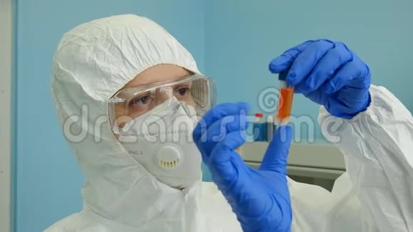 在实验室里一位女性病毒学家检查一根装有病毒疫苗的试管看是否有沉淀视频的预览图