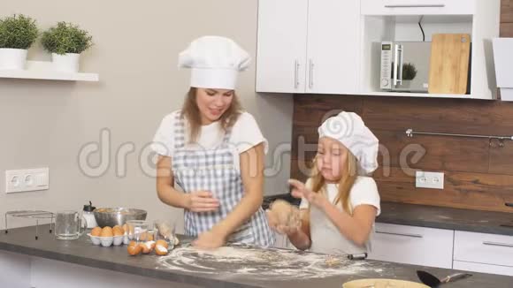 厨房里的白种人年轻的厨师为烘焙准备面团视频的预览图