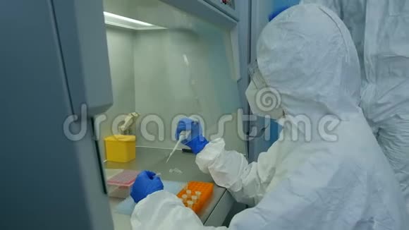 两位科学家正在一个实验室里研制一种抗病毒疫苗视频的预览图