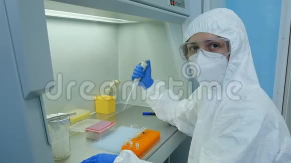 一位生物学家正在实验室里研制疫苗看着镜框视频的预览图