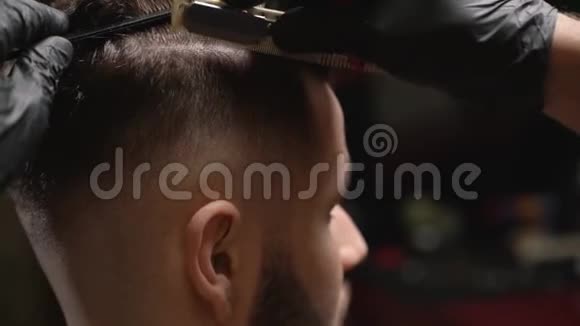 专业理发师给一个长胡子的帅哥理发视频的预览图