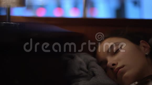 小女孩睡在沙发上坐在俱乐部的渡船板上视频的预览图