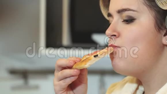胖女人家庭主妇吃披萨特写体重问题不健康的生活方式快餐快餐问题视频的预览图