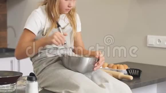 在没有成年人的情况下小女孩在家独立做饭视频的预览图