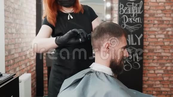 美容师用剪刀剪客户头发的面膜视频的预览图
