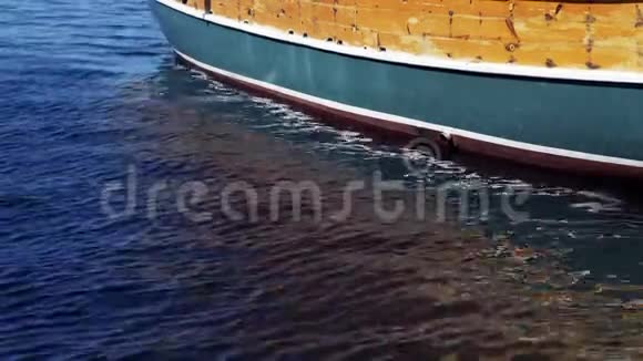 船和海水的倒影视频的预览图