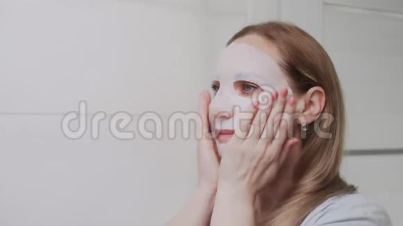 接近成年女性摘下脸上的面具照镜子视频的预览图